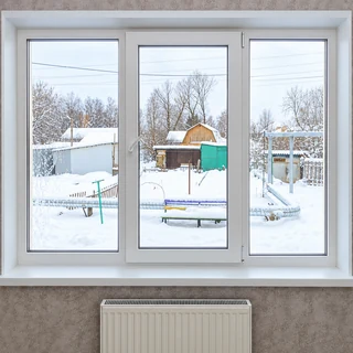 Белое пластиковое окно с подоконником